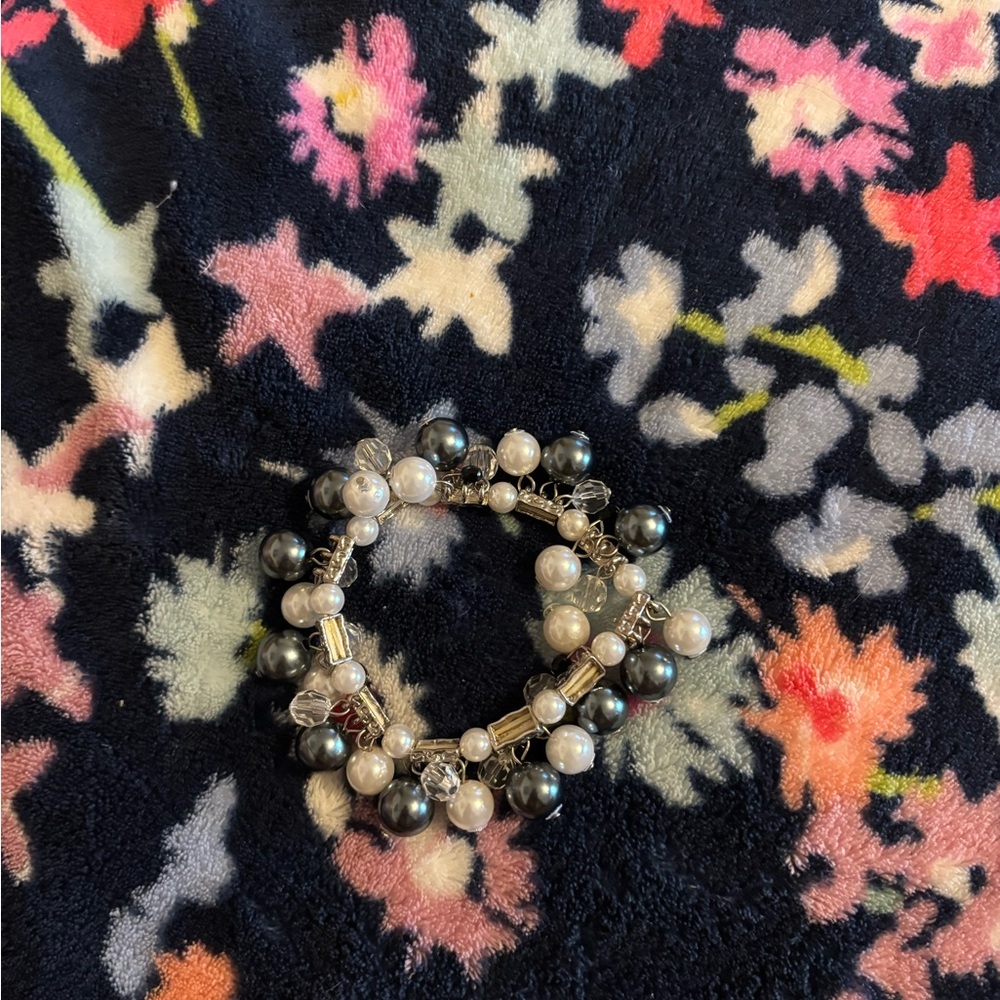 Elegant Pearl and Bead Bracelet